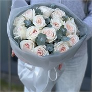 Букет из пионовидных ароматных роз Охара с эвкалиптом 15 шт 10074