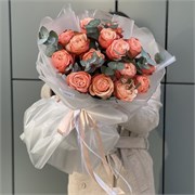 Пионовидные розы Кахала 15 шт в упаковке с эвкалиптом 10094