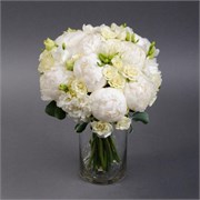 Свадебный букет из белых пионов, кустовой розы и эустомы 10151