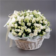 Корзина из белой  Эустомы 51 шт 10167