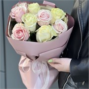 Букет из розовых и белых Эквадорских роз 9 шт 10222