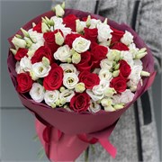 Букет из красных роз и белых эустом в упаковке 10226