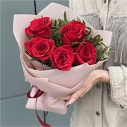 Букет из красных роз с зеленью 5 шт,в упаковке 10038