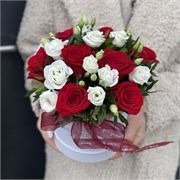 Микс композиция из красных роз и белых эустом 10049